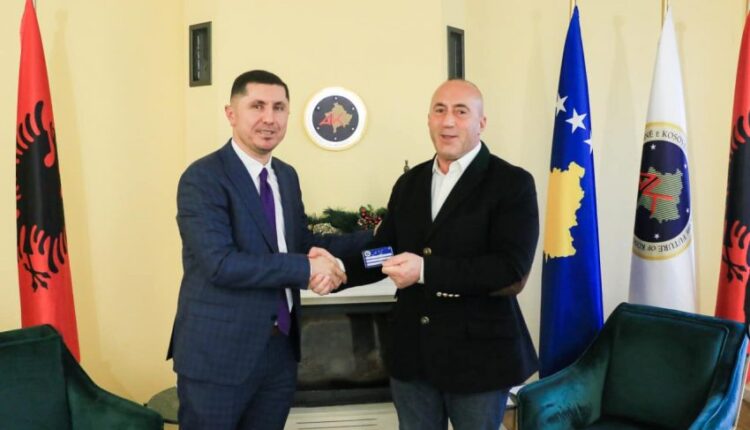 Asamblisti i Nisma-s në Drenas Vehbi Berisha aderon në AAK, Haradinaj e quan shembullor
