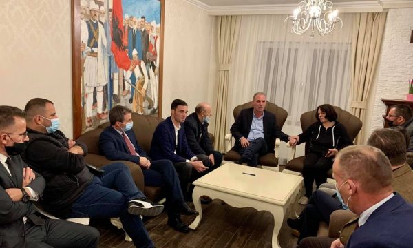 Limaj në shtëpinë e Jakup Krasniqit, merr mbështetjën e bashkëluftëtarëve të Negrocit