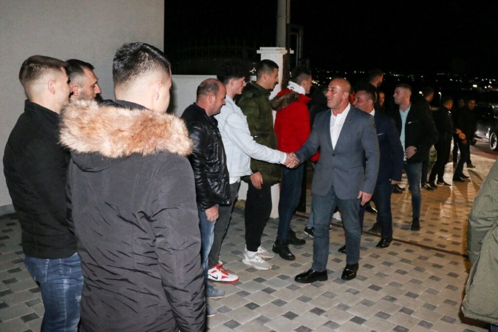 Pa maska e pa distancë, Haradinaj e zyrtarë të AAK-së bëjnë fushatë në Drenas