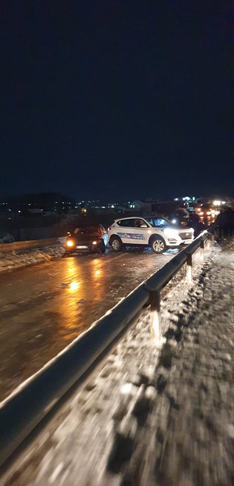 Aksident në rrugën Drenas-Skenderaj, kolona deri në 2 km