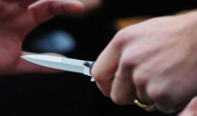 Theren me mjet të mprehtë dy vëllezër në Drenas, arrestohen tre persona