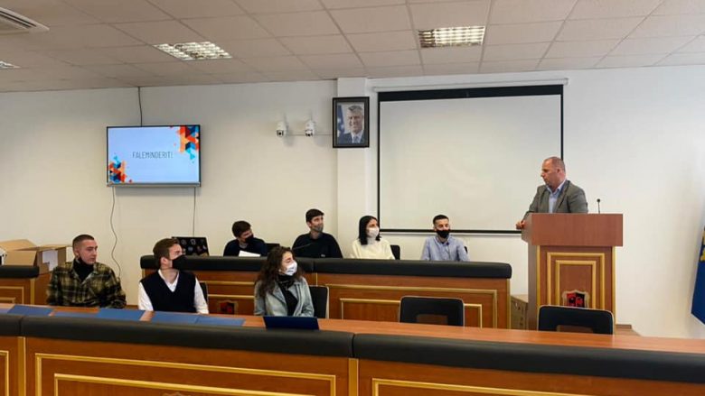 Parlamenti Evropian ndan certifikata për nxënësit e Drenasit, Lladrovci zotohet për përkrahje