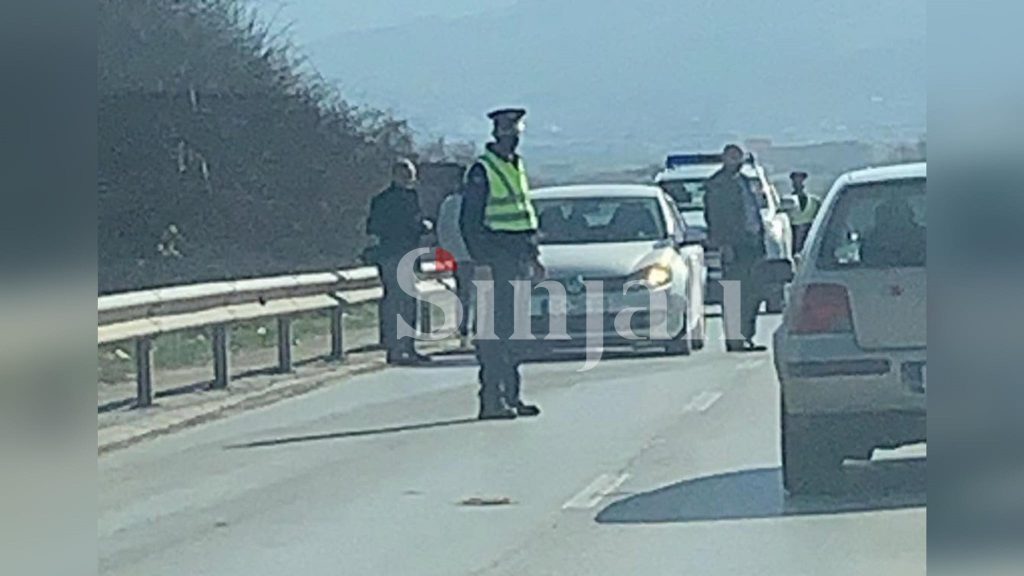 Aksident trafiku mes dy veturave në Drenas, krijohet kolonë e gjatë