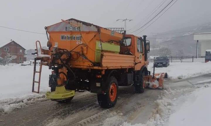 Kompania në teren për pastrimin e rrugëve në Drenas, apel për kujdes!