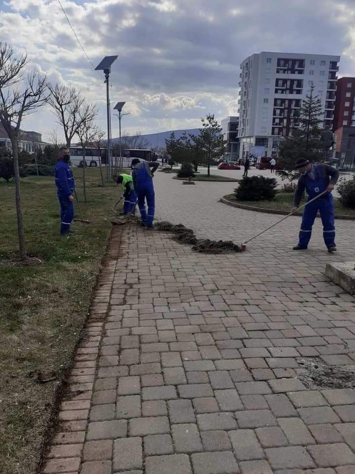 Pamje nga aktivitetet e përditshme të pastrimit të hapësirave gjelbëruese në Drenas