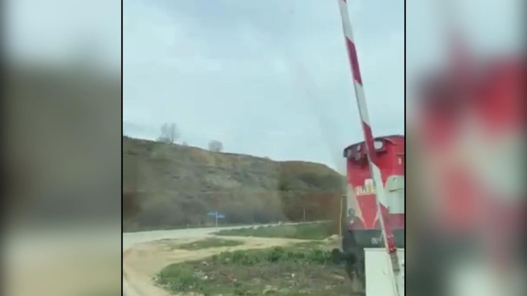 Drenas/ Laura jep sinjal që të kalojë vetura në momentin kur po kalonte treni