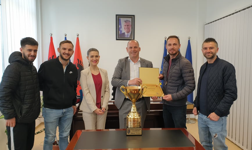 Kryetari Lladrovci pret në takim fituesit e Kupës së Kosovës në Futsall