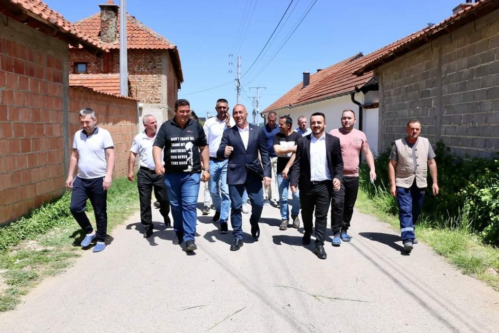 Ramush Haradinaj viziton familjen Kiqina në Baicë