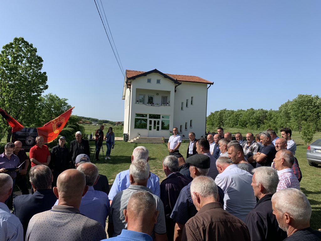 Zbulohet pllaka përkujtimore në shtëpinë që shërbeu si shtab i përgjithshëm i UÇK-së në Gllanasellë të Drenasit (Video)
