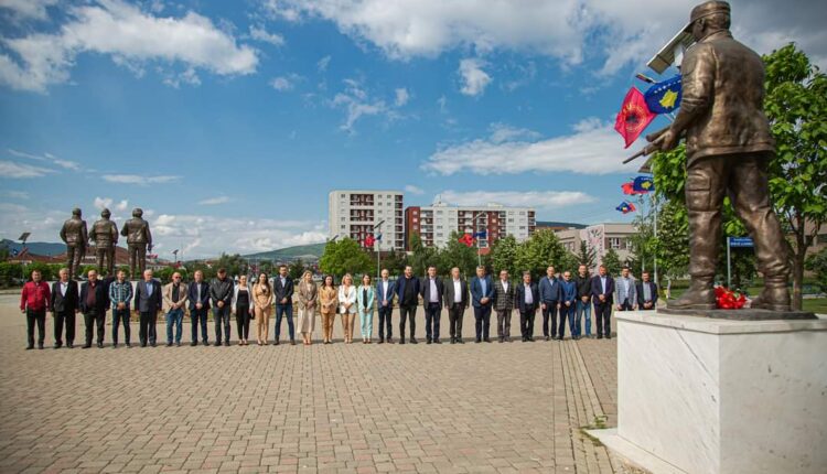 Behën homazhe në të gjitha varrezat e Dëshmorëve
