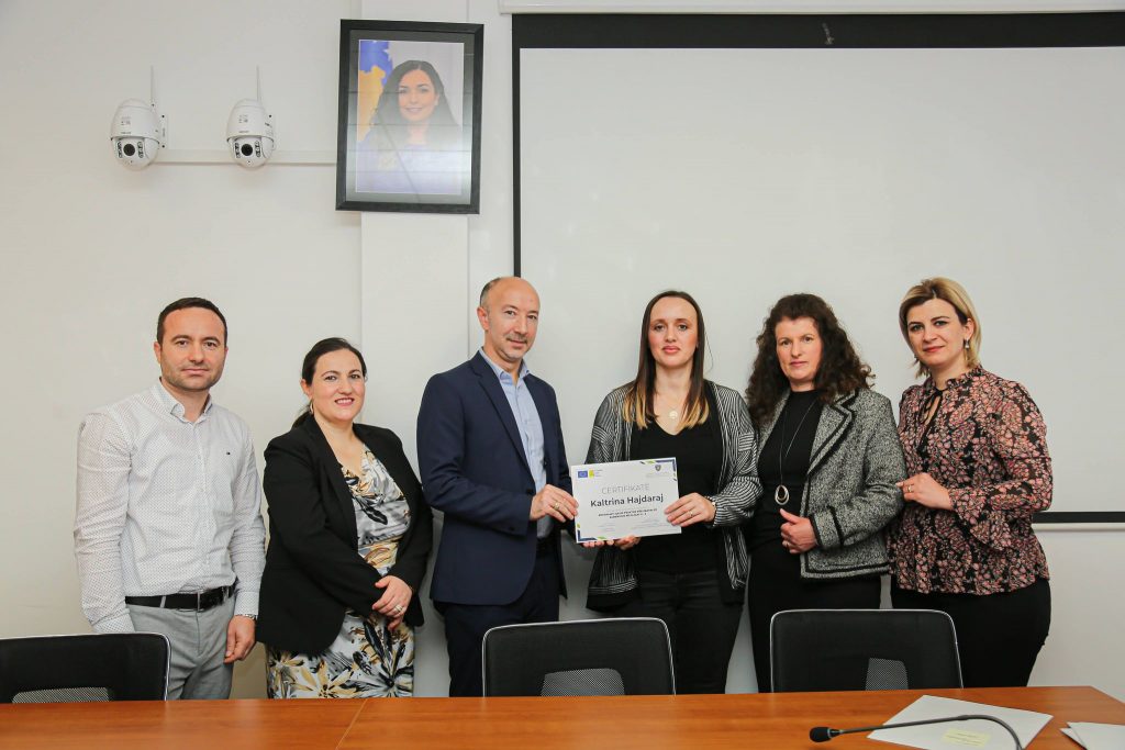 74 mësimdhënës nga Drenasit certifikohen për trajnimin në fushën e zhvillimit profesional