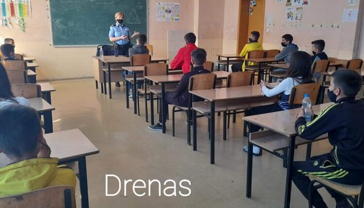 Policia iu mbanë ligjërata nxënësve në Drenas