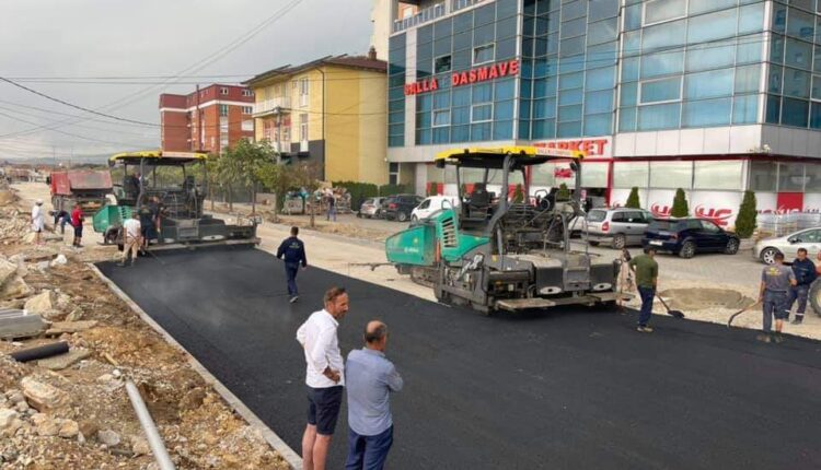 Asfaltohet shtresa e parë e rrugës kryesore në qytetin e Drenasit