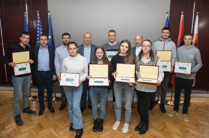 Kryetari Lladrovci pret në takim fituesit e garës komunale “Olimpiada e Matematikës”