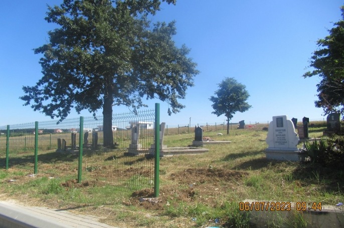 Vazhdon implementimi i Projektit “Rrethimi dhe rregullimi i varrezave” në Komoran, Tërstenik dhe Polluzhë