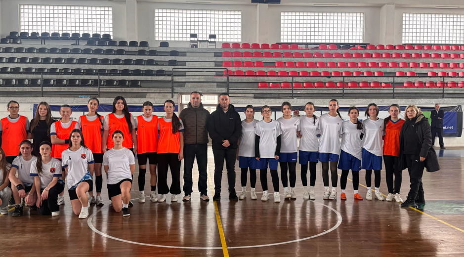 Përfundojnë garat e hendbollit në Drenas, ndahen disa çmime